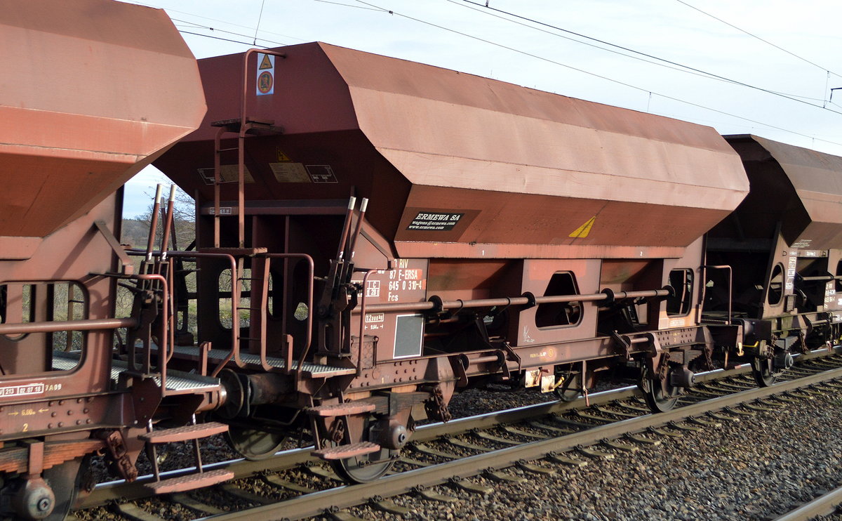 Französischer Drehgestell-Schüttgutwagen mit dosierbarer Schwerkraftentladung vom Einsteller ERMEWA SA mit der Nr. 33 RIV 87 F-ERSA 645 0 310-4 Fcs beladen mit Kohle/Koks in einem gemischten Güterzug am 20.01.21 Bf. Saarmund.