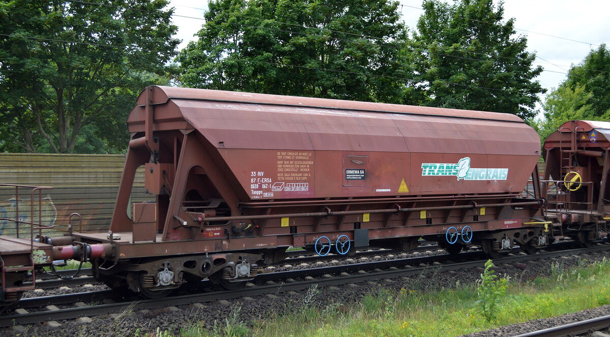 Französischer Drehgestell-Schüttgutwagen mit dosierbarer Schwerkraftentladung und Schwenkdach vom Einsteller ERMEWA SA mit der Nr. 33 RIV 87 F-ERSA 0659 062-1 Tanpps lt französischer Aufschrift für Düngemittel-Transporte in einem Ganzug  am 05.07.22 Vorbeifahrt Bahnhof Dedensen Gümmer.