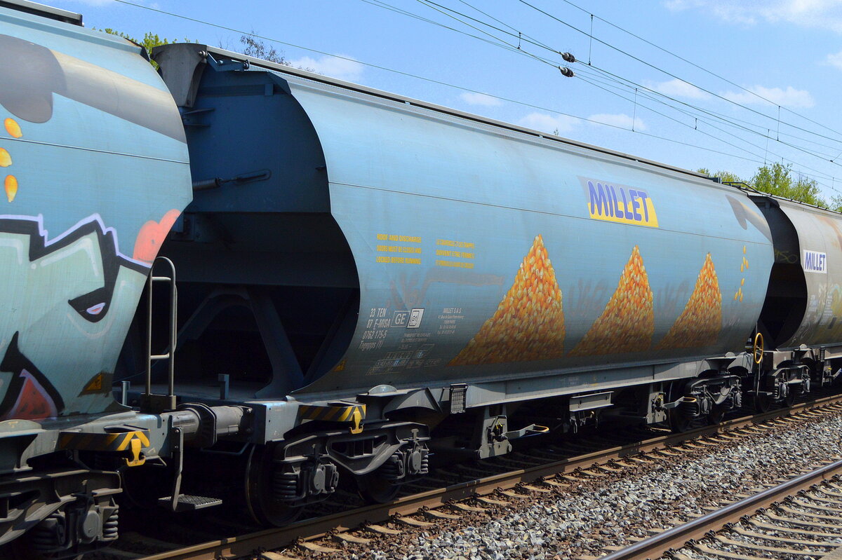 Französischer Drehgestell-Schüttgutwagen mit Schwenkdach und dosierbarer Schwerkraftentladung (Getreidetransportwagen) vom Einsteller MILLET S.A.S. mit der Nr. 33 TEN 87 F-MISA 0762 175-5 Tagnpps (1) in einem Getreidezug am 02.05.22 Bf. Berlin Hohenschönhausen. 