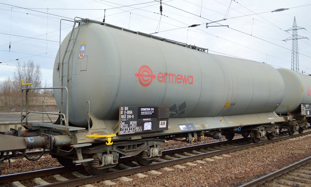 Französischer Kesselwagen vom Einsteller ERMEWA SA mit der Nr. 33 RIV 84 F-ERSA 7852 294-0 Zas in einem gemischten Güterzug am 14.01.20 Bf. Flughafen Berlin Schönefeld.