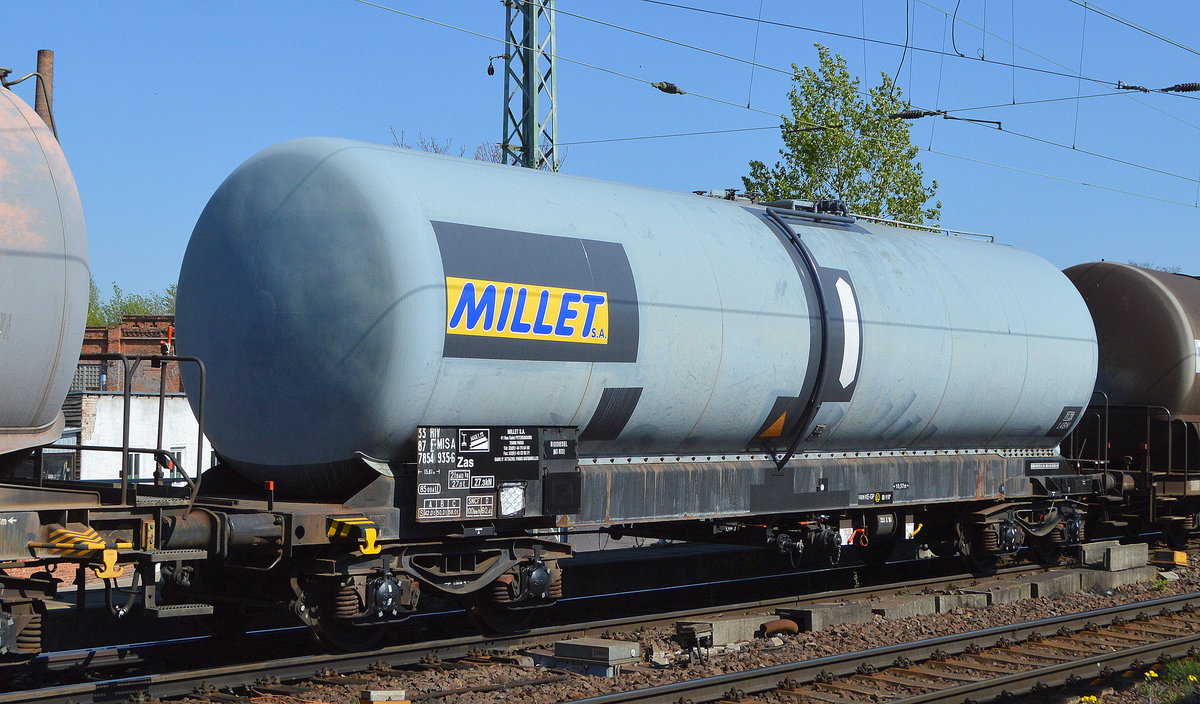 Französischer Kesselwagen vom Einsteller MILLET S.A.  mit der Nr. 33 RIV 87 F-MISA 7854 935-6 Zas Aufschrift: BIODIESEL in einem Kesselwagenzug am 22.04.20 Magdeburg Neustadt. 