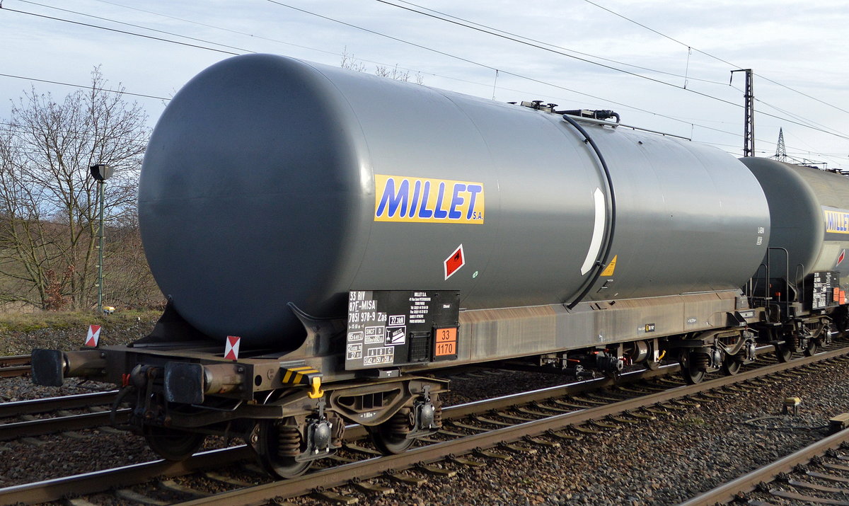 Französischer Kesselwagen vom Einsteller MILLET S.A. mit der Nr. 33 RIV 87 F-MISA 7851 978-9 Zas, Befüllung lt. UN-Nr.: 33/1170 = Ethanol, am 20.01.21 in einem Ganzzug Bf. Saarmund gesichtet. 