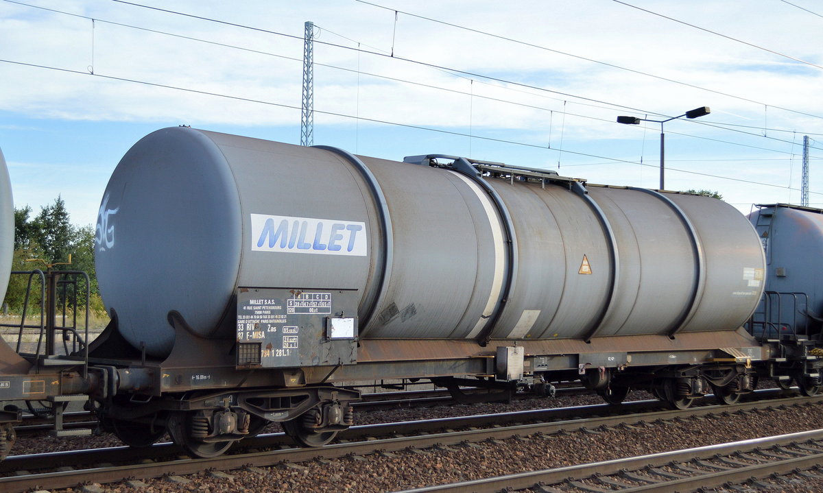 Französischer Kesselwagen vom Einsteller MILLET S.A.S. mit der Nr. 33 RIV 87 F-MISA 784 1 281-1 Zas GARE D´ATTACHE: PARIS BATIGNOLLES am 11.09.18 Bf. Flughafen Berlin-Schönefeld.