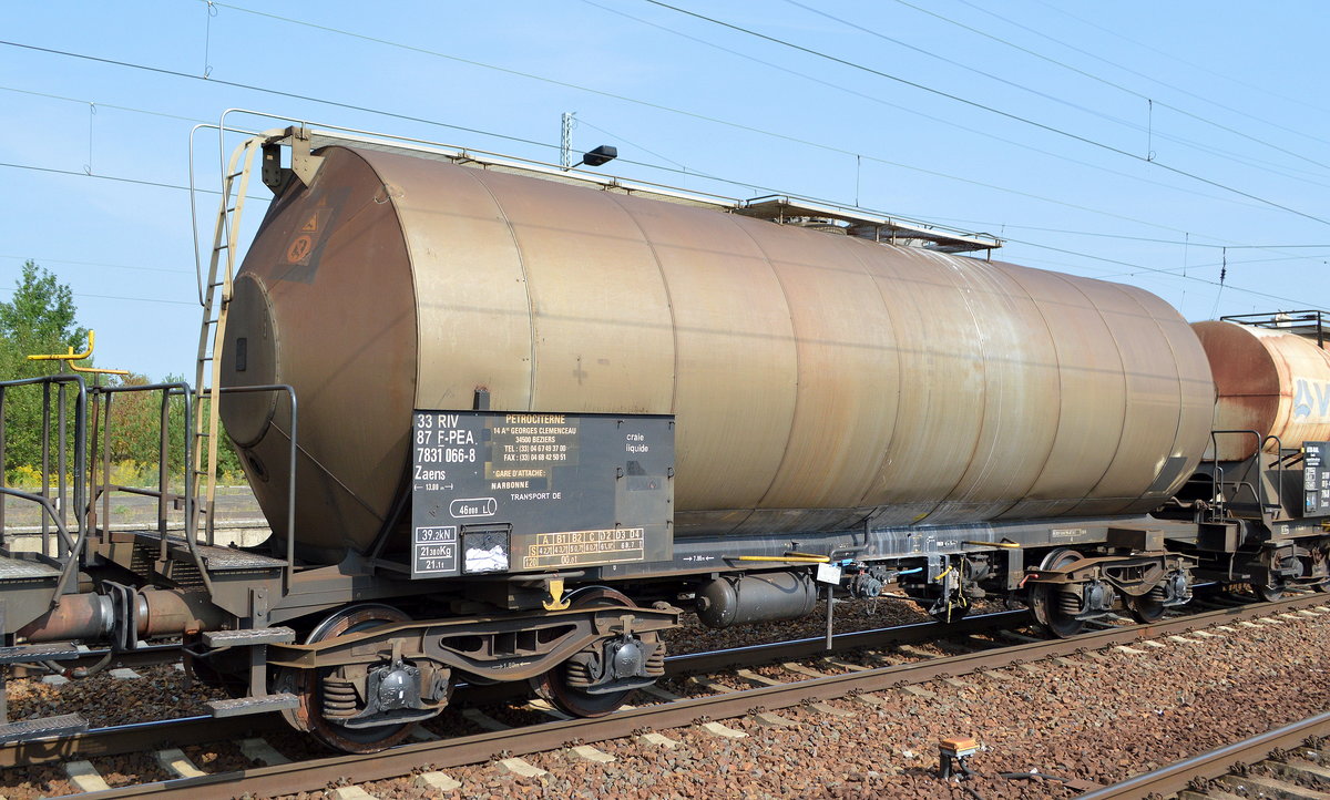 Französischer Kesselwagen zum Transport von Kreideschlamm der Fa. PETROCITERNE mit der Nr. 33 RIV 87 F-PEA. 7831 066-8 Zaens GARE D`ATTACHE: NARBONE am 29.08.19 Bahnhof Flughafen Berlin Schönefeld.