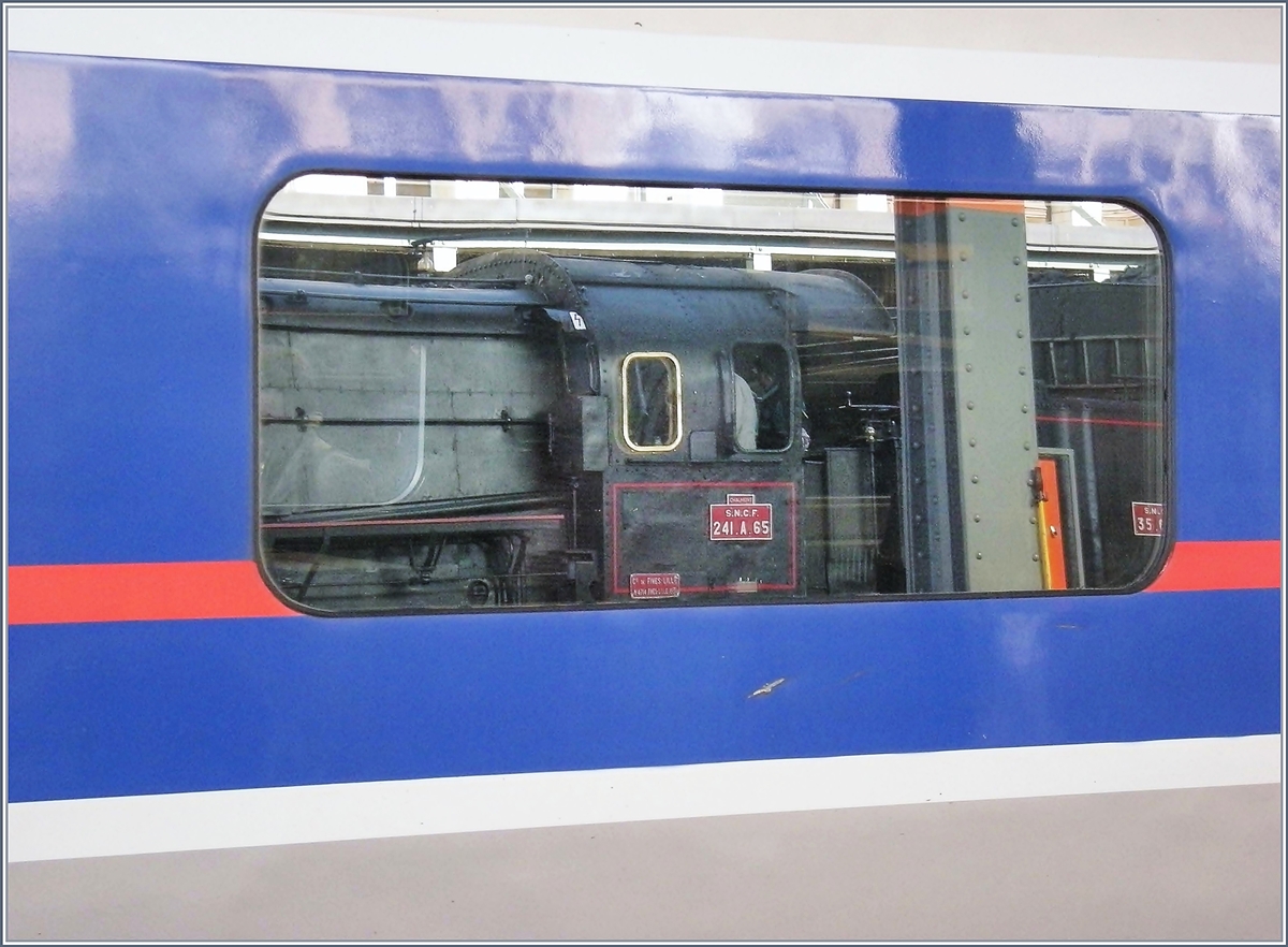 Französischer Schnellverkehr gestern und heute...
(Der Führerstand der SNCF 241-A-65 spiegelt sich im TGV)
Lausanne, den 8. März 2008