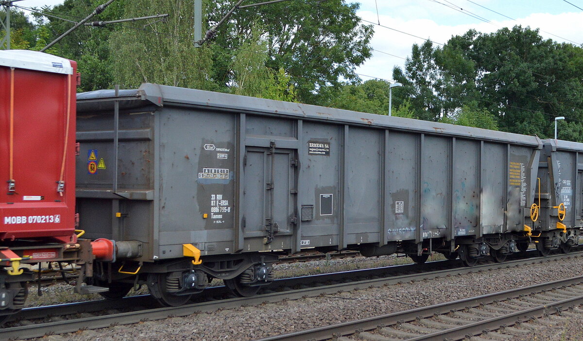 Französischer vierachsiger offener Güterwagen mit öffnungsfähigem Dach vom Einsteller ERMEWA SA mit der Nr. 33 RIV 87 F-ERSA 0806 795-8 Tamns in einem gemischten Güterzug am 27.07.22 Durchfahrt Bahnhof Niederndodeleben.