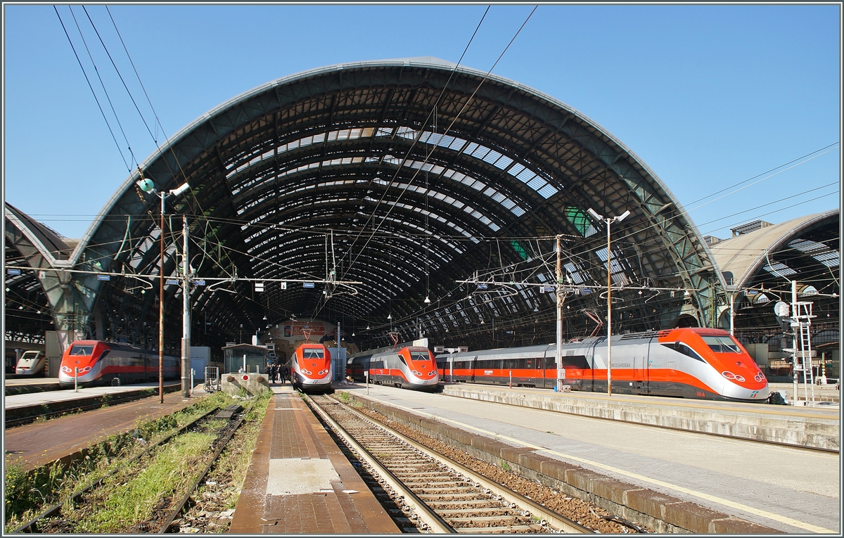 Freccia Rossa ETR unter der grandiosen Bahnhofshalle von Milano.
5. Mai 2014
