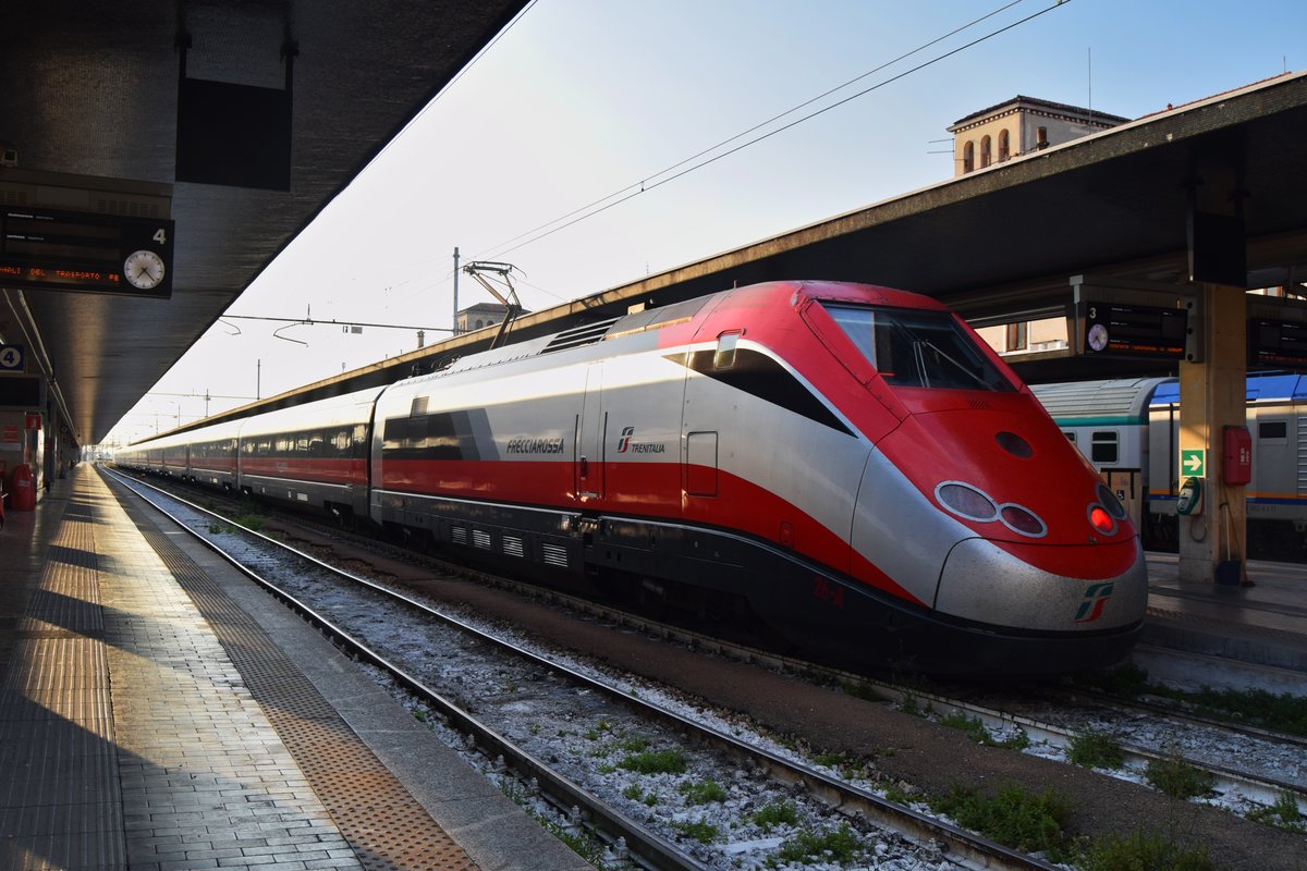 Frecciarossa 1000 Nummer 93-83-4400-806-6 am späten Abend des 25.05.2018 in Bahnhof Venezia Santa Lucia