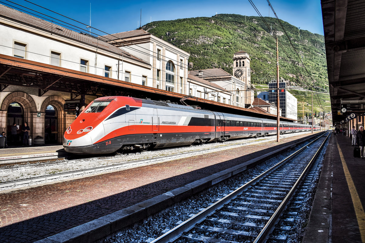 FRECCIAROSSA als Ersatz für den FRECCIARGENTO.

ETR 500 mit E 404 608-5 an der Spitze, wartet im Bahnhof Bolzano/Bozen, als FA 8517  FRECCIARGENTO  (Bolzano/Bozen - Bologna Centrale - Firenze Campo di Marte - Roma Termini), auf die Abfahrt.
Aufgenommen am 28.9.2018.