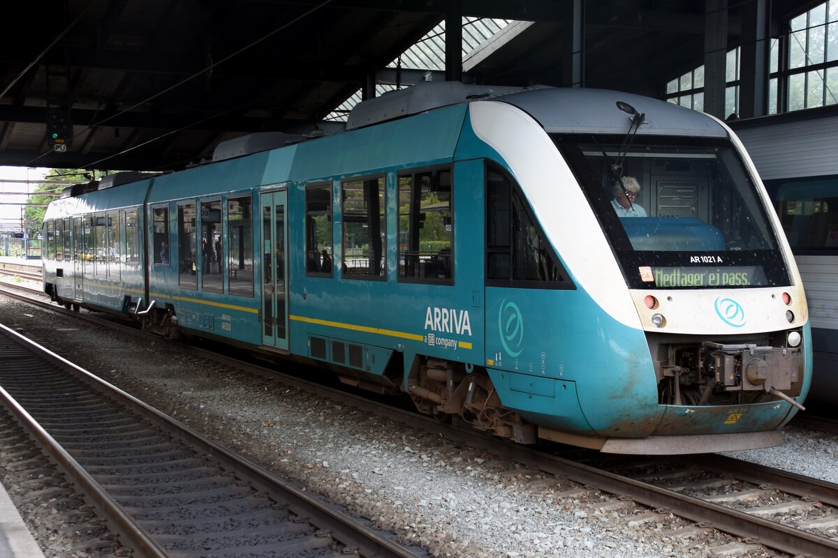 FREDERICIA (Region Syddanmark), 03.09.2023, Arriva AR 1021 A (dieselmechanischer Triebzug) auf einem Zwischengleis im Bahnhof; der Text im Display soll lt. Google Übersetzer  Reisepass im Lieferumfang nicht enthalten  bedeuten, gibt aber für micht nicht wirklich einen Sinn