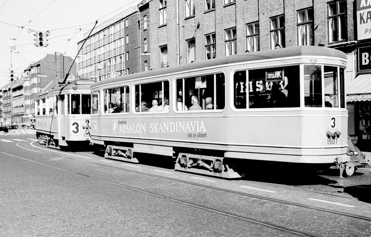 Frederiksberg (København / Kopenhagen) Københavns Sporveje: Ein Zug der SL 3 bestehend aus dem Tw 522 und dem Bw 1507 befindet sich eines Tages im April 1968 an der Ecke Alhambravej / Gammel Kongevej. - Der Zug fährt in Richtung København-Østerbro, Strandboulevarden. - Scan von einem S/W-Negativ. Film: Ilford FP3. 