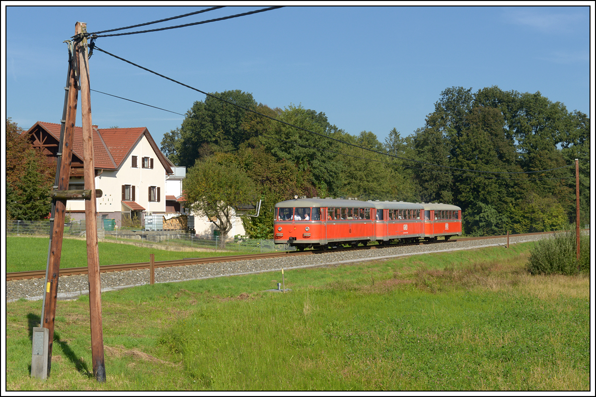 Frei nach Lucky Luke Nr. 18  Der singende Draht . Bei uns in der Weststeiermark gibt es ihn noch. Ab Lannach ging es am 12.9.2018 mit Vt 10.02 dann für eine private Gesellschaft als Spz 8521 weiter bis zur AB Leibenfeld in Deutschlandsberg. Die Aufnahme zeigt den Zug kurz vor der Einfahrt in den Bahnhof Preding. 
