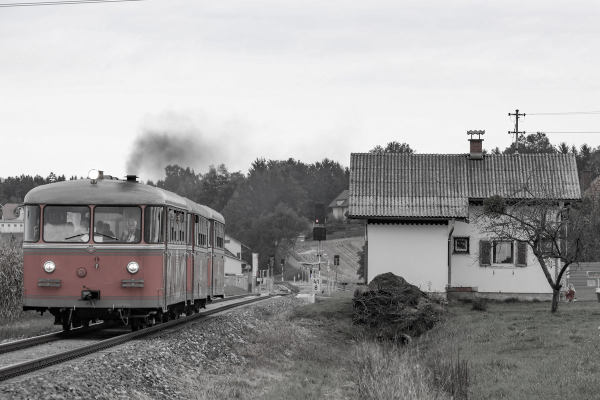 Frei von Stauden und Gestrüpp steht das alte Bahnwärterhäuschen nächst dem Einfahrsignal des Bahnhofes Bergla. 29.09.2018
