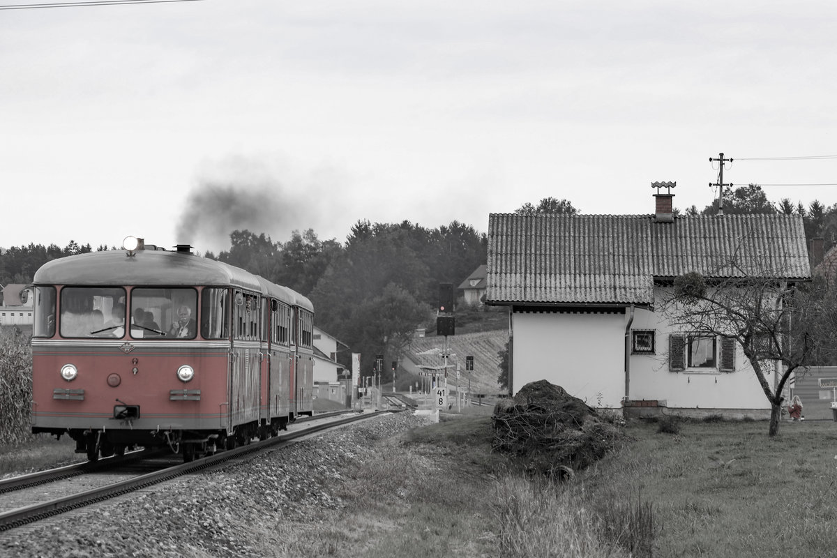 Frei von Stauden und Gestrüpp steht das alte Bahnwärterhäuschen nächst dem Einfahrsignal des Bahnhofes Bergla. 29.09.2018
