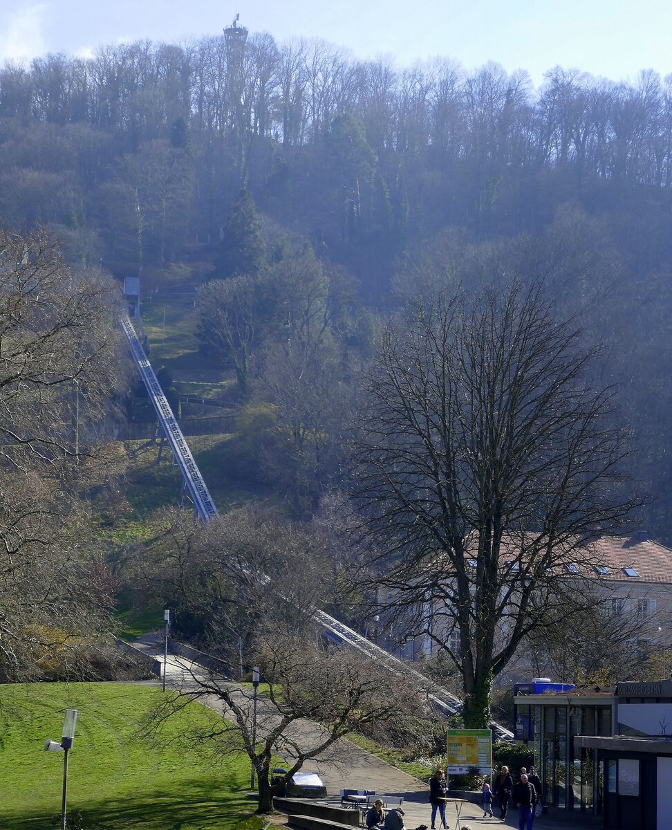 Freiburg, Blick auf die gesamte Trasse der Schloßbergbahn von der Tal- bis zur Bergstation, 2008 in Betrieb genommen, hat sie die vorher an gleicher Stelle bestehende Luftseilbahn ersetzt, Feb.2022 