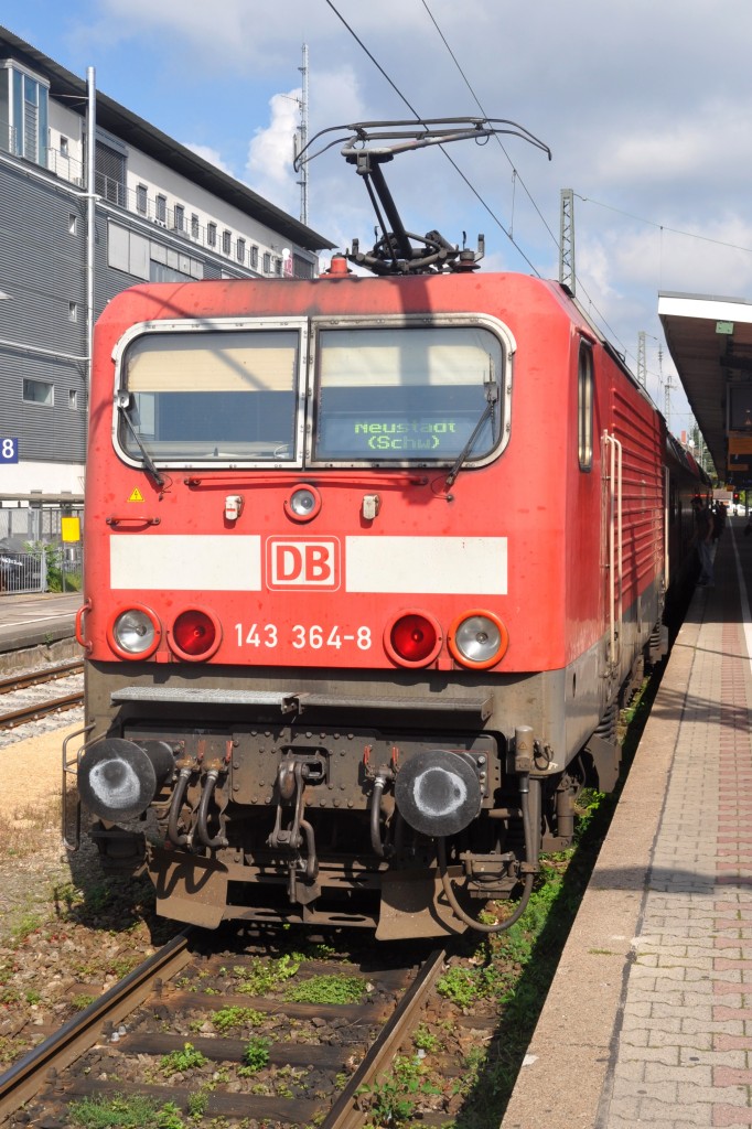 FREIBURG im Breisgau, 01.10.2014, 143 364-8 als Regionalbahn von Neustadt (Schwarzw) nach Freiburg (Breisgau) Hbf im Zielbahnhof; dieser Zug fährt nach einer kurzen Pause wieder zurück