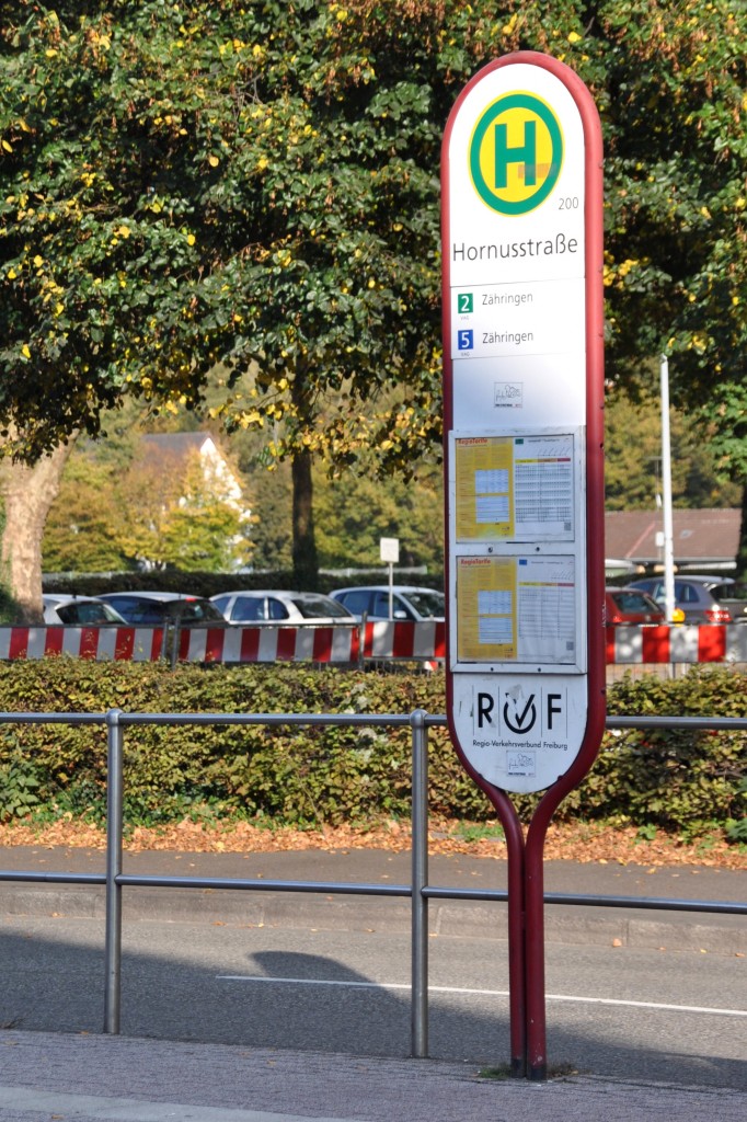 FREIBURG im Breisgau, 01.10.2014, Haltestellenschild an der Straßenbahnhaltestelle Hornusstraße (Straßenbahnlinien 2 und 5)