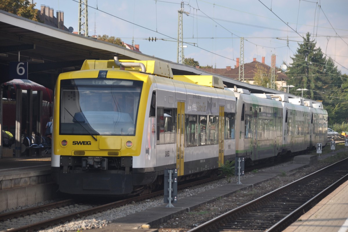 FREIBURG im Breisgau, 01.10.2014, Regionalbahn der Breisgau-S-Bahn GmbH nach Elzach; dieser Zug führt als letzten Wagen einen Wagen der Muttergesellschaft SWEG, der nicht in den herkömmlichen Farben grün-weiß der Breisgau-S-Bahn lackiert ist
