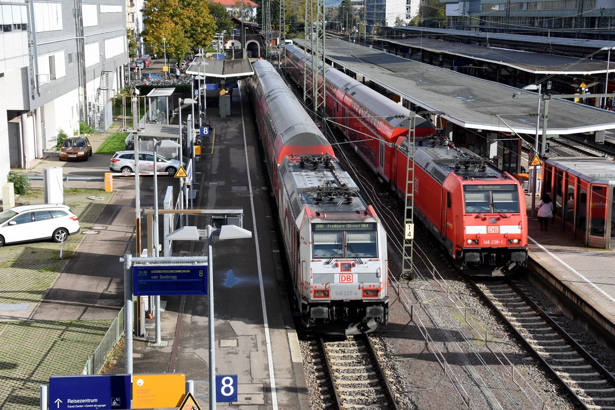 FREIBURG im Breisgau, 20.10.2019, links 146 227-4 mit einer Regionalbahn nach Freiburg(Breisgau) Hbf, rechts 146 238-1 mit einer Regionalbahn nach Seebrugg