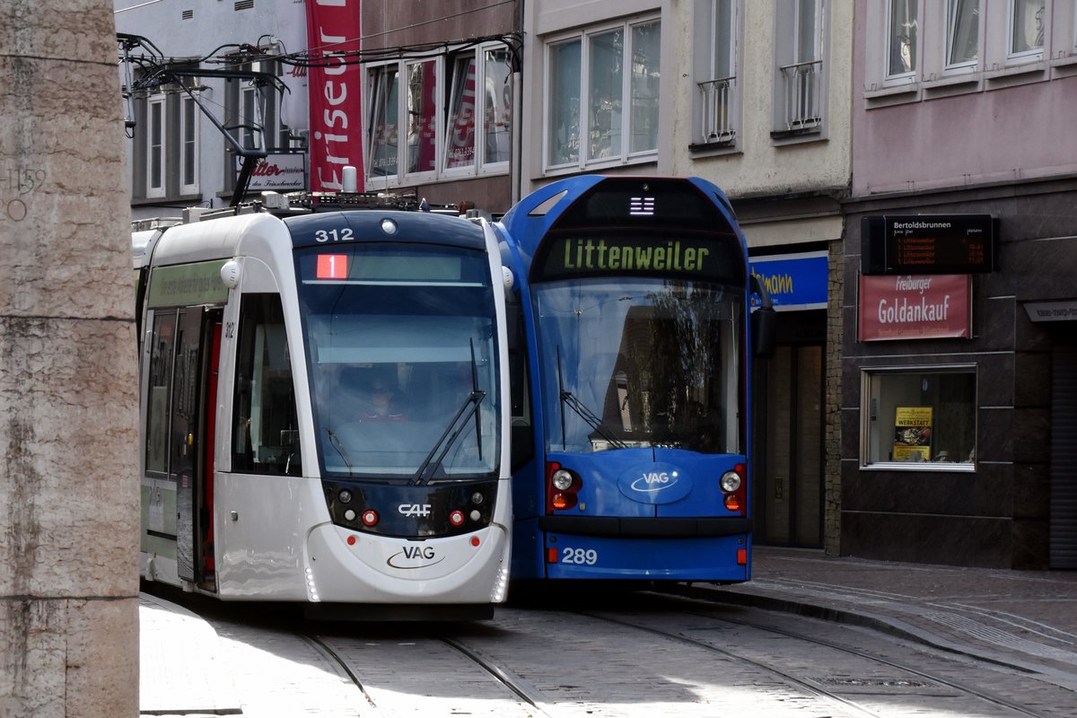 FREIBURG im Breisgau, 20.10.2019, links Zug Nr. 312 als Tram1 nach ...