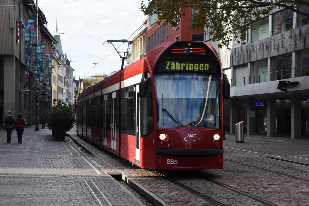 FREIBURG im Breisgau, 20.10.2019, Zug Nr. 285 als Tram4 nach Zähringen auf der Kaiser-Joseph-Straße zwischen den Haltestellen Bertoldsbrunnen und Europaplatz