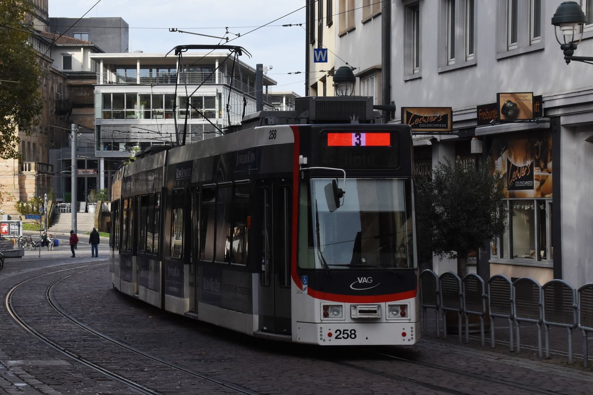 FREIBURG im Breisgau, 20.10.2019, Zug Nr. 258 als Tram3 nach Haid in der Bertoldstraße zwischen den Haltestellen Bertoldsbrunnen und Stadttheater