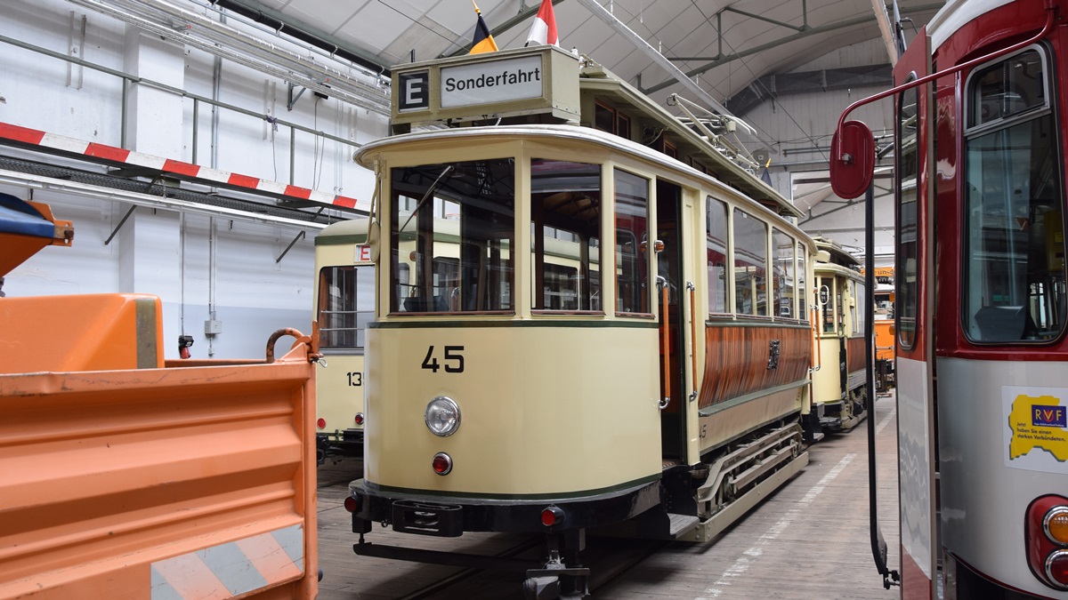 Freiburg im Breisgau – Betriebshof Süd

1914 Inbetriebnahme – 1962 Ende des Fahrgastbetriebes – 1971 Ende des Einsatzes als Arbeitstriebwagens für den Rangierbetrieb und Abgabe als Exponat nach Klagenfurt (Österreich) – 1992 Rückkauf vom Deutschen Straßenbahnmuseum Hannover durch die Arbeitsgemeinschaft Freiburger Stadtbild und Restaurierung durch die Freunde der Freiburger Straßenbahn e.V. – 2001 Wiederinbetriebnahme für den Fahrgastbetrieb und erster wieder Einsatz im Freiburger Stadtbahnnetz zu 100 Jahre Freiburger Straßenbahn – 2008 Abstellung nach Motorschaden – 2014 100 Jahre Oldtimer Tram Nr. 45 - Hersteller und elektrische Ausrüstung: MAN Siemens –  Typ: Zweifahrtrichtungsfahrzeugen – Fahrwerk: Zwei Achsen und Festfahrgestell. Die Aufnahme ist am 06.04.2019 entstanden.
