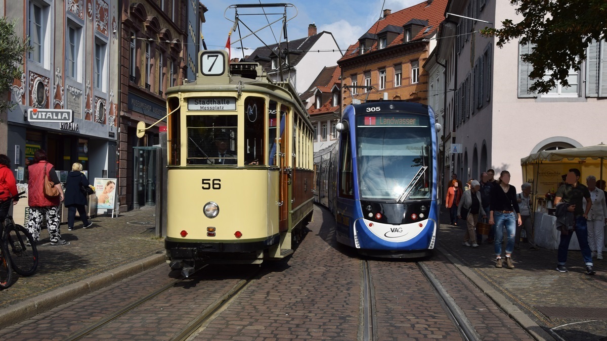 Freiburg im Breisgau - Oldtimer Tram 56 - Historische Straßenbahn Rastatt T4 und Straßenbahn CAF Urbos 305 - Aufgenommen am 01.09.2018