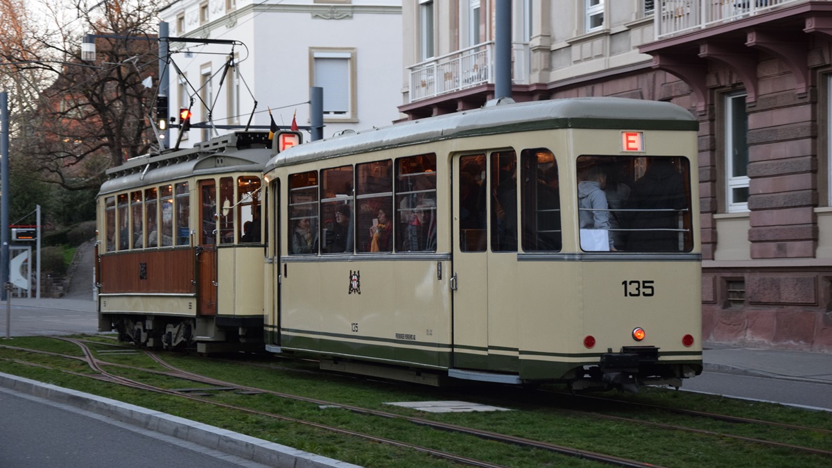 Freiburg im Breisgau - Oldtimer Tram Nr. 56 und Historischer Beiwagen Nr. 135 - Am Abend kehren die Oldtimer Trams über die Kronenbrücke zu den Betriebshof Süd zurück und sind dort beheimatet. Dort gibt es einige historische Straßenbahnen - Aufgenommen am 16.03.2019