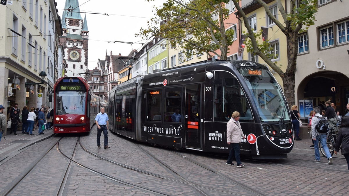 Freiburg im Breisgau - Straßenbahn CAF Urbos 301 und Siemens 285 - Aufgenommen am 01.09.2018