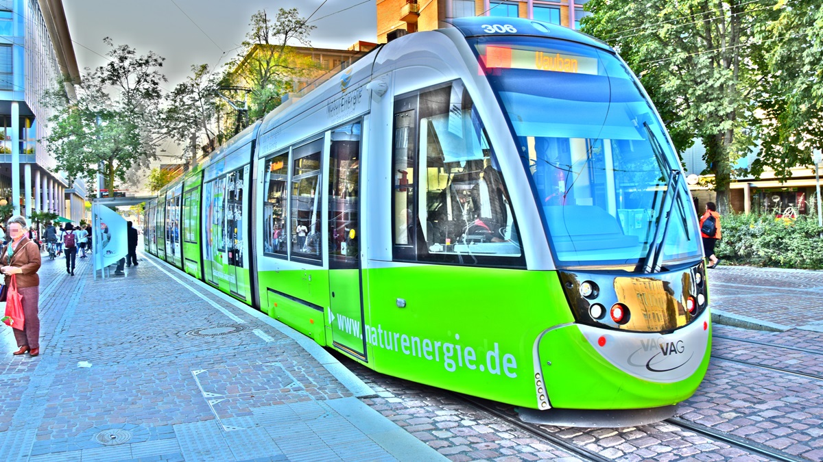 Freiburg im Breisgau - Straßenbahn CAF Urbos 306 - Aufgenommen am 24.09.2017 | 

Aufnahme mit HDR (High Dynamic Range Image)
Schade, dass das Werbefahrzeug entfernt wurde, weil die Frist bereits abgelaufen ist. Gerne hätte ich noch mehr Bilder aufnehmen können.
