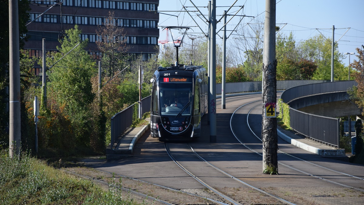 Freiburg im Breisgau - Straßenbahn CAF Urbos 301 - Aufgenommen am 15.09.2018