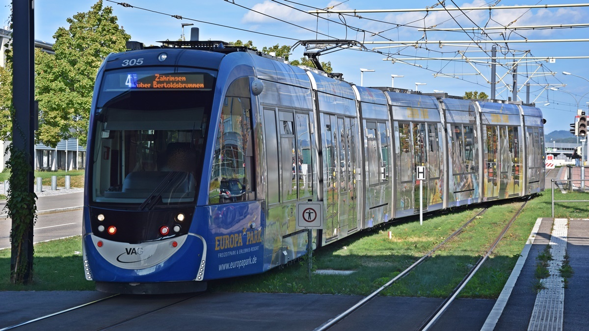 Freiburg im Breisgau - Straßenbahn CAF Urbos 305 - Aufgenommen am 28.09.2018 
