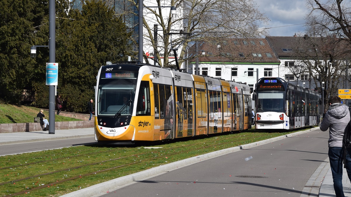 Freiburg im Breisgau - Straßenbahn CAF Urbos 307 und Siemens 286 - Aufgenommen am 16.03.2019