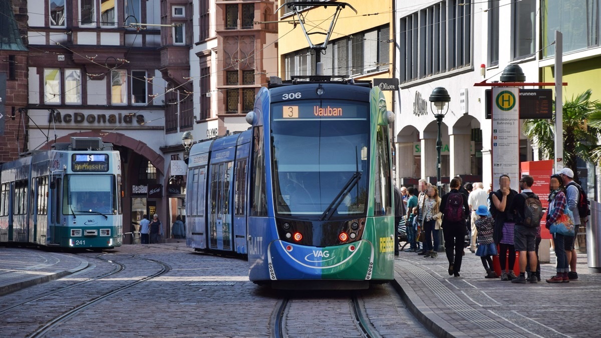 Freiburg im Breisgau - Straßenbahn Düwag 241 und CAF Urbos 306 - Aufgenommen am 16.09.2018