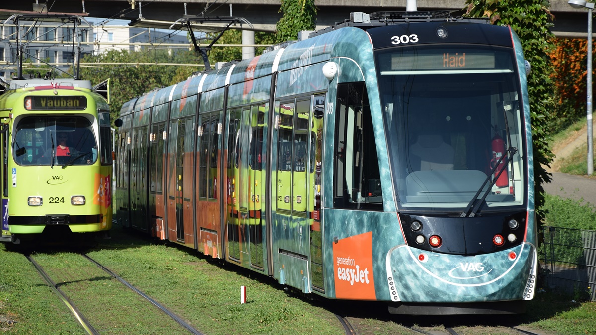 Freiburg im Breisgau - Straßenbahn Düwag 224 und CAF Urbos 303 - Aufgenommen am 28.09.2018 