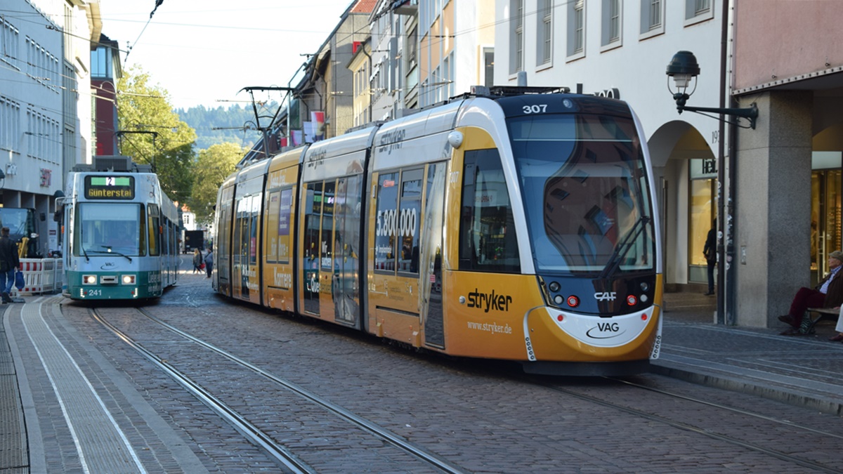Freiburg im Breisgau - Straßenbahn Düwag 241 und CAF Urbos 307 - Aufgenommen am 13.10.2018 