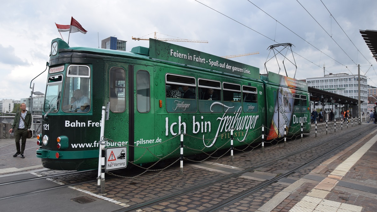 Freiburg im Breisgau - Straßenbahn Maschinenfabrik Esslingen GT4 (Partywagen Nr. 121) - Aufgenommen am 01.09.2018