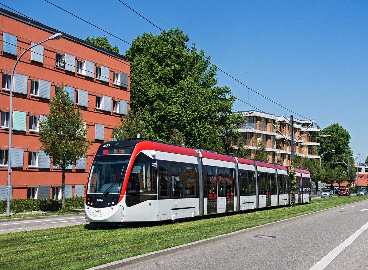 Freiburg (Breisgau) VAG CAF Urbos 100 Wagen 303 als Linie 3 in der Merzhauser Straße, 10.05.2017. 