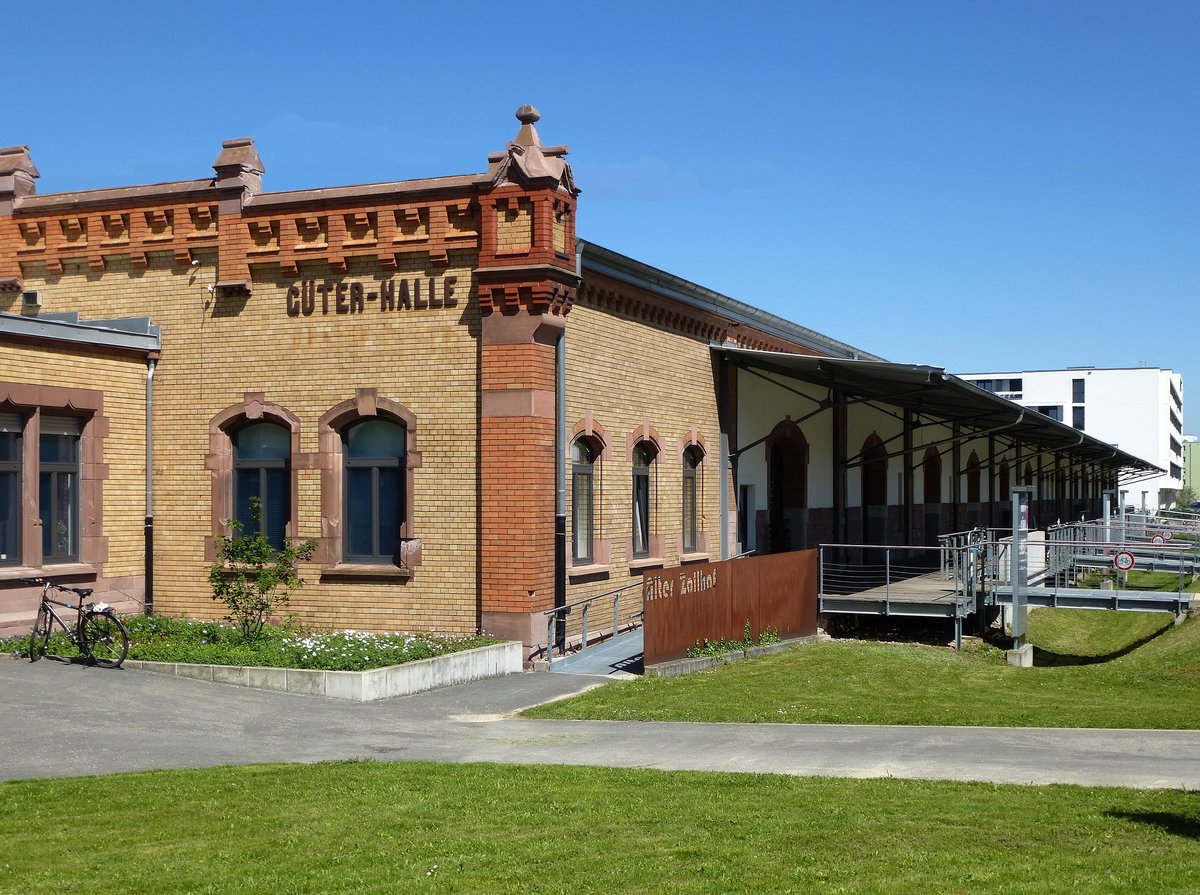 Freiburg, die Güter-Halle am ehemaligen Güterbahnhof, erbaut von 1901 bis 1905, jetzt von Geschäften und Unternehmen genutzt, Mai 2017