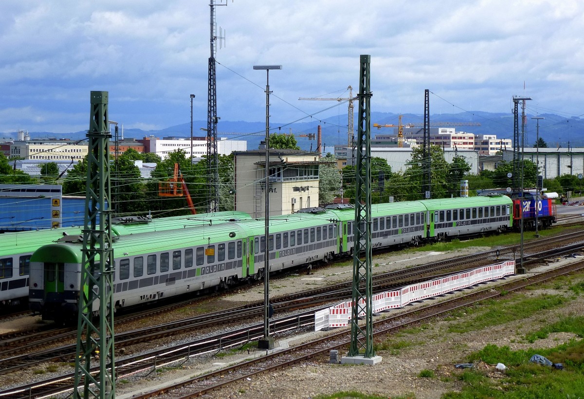 Freiburg Güterbahnhof, eine Rangierlok stellt die  ralpin -Personenwagen bereit, Mai 2014