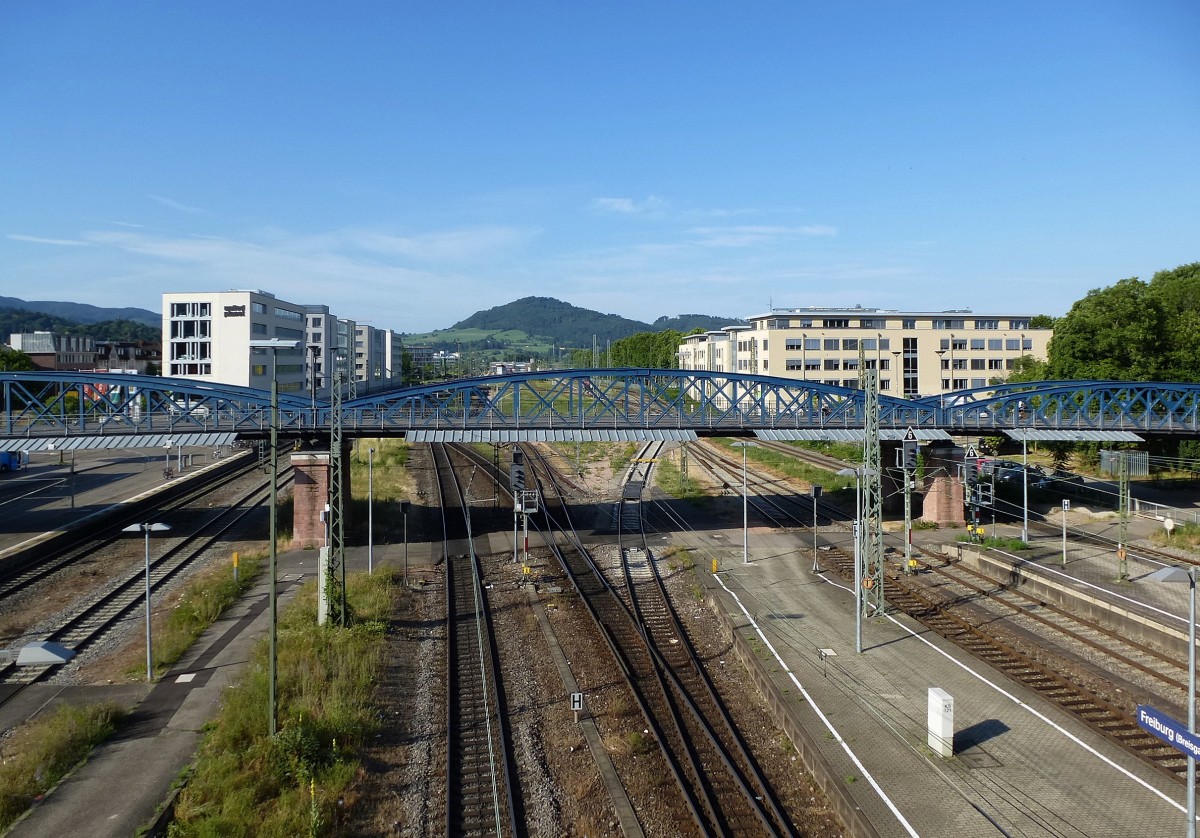 Freiburg Hauptbahnhof, Blick von der Stadtbahnbrcke auf die Gleisanlagen in Richtung Sden Juni 2014