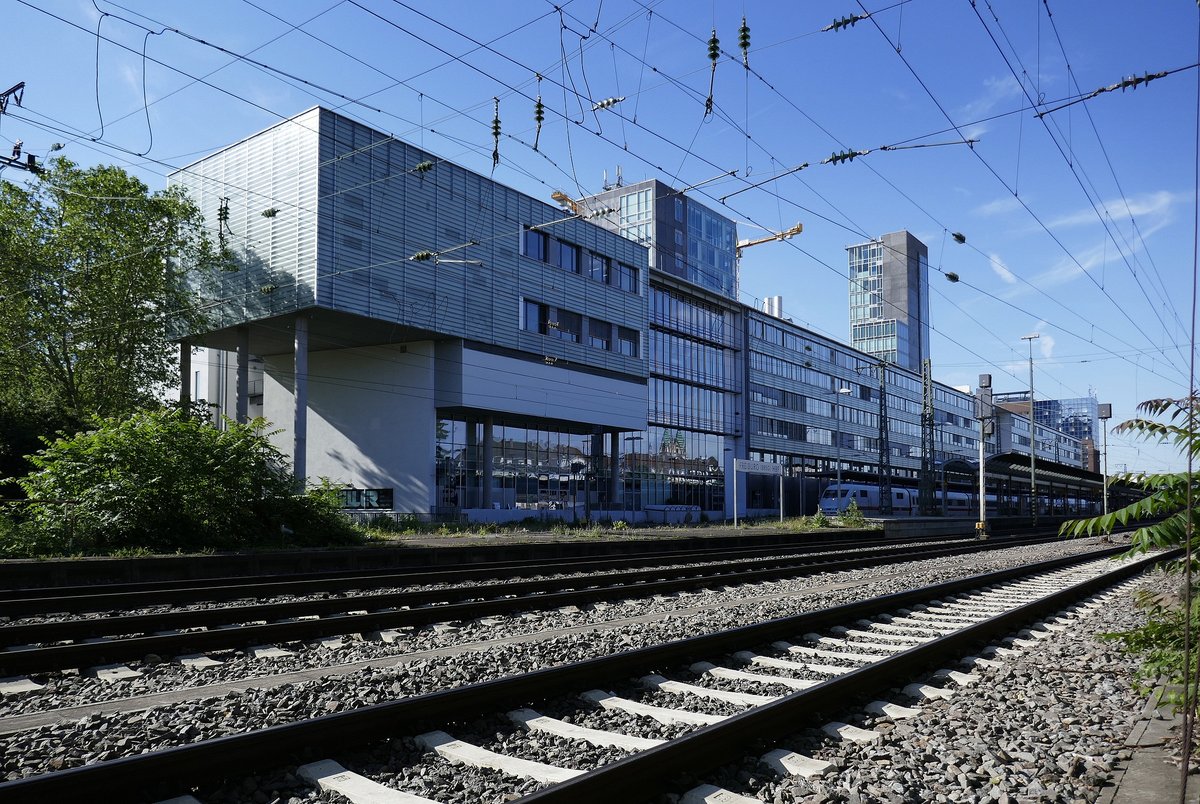 Freiburg Hauptbahnhof, von der Gleisseite gesehen (öffentlicher Gehweg hinter einem Zaun), Juni 2019