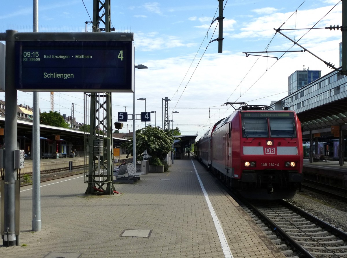 Freiburg Hauptbahnhof, der Regional-Express zur Abfahrt bis Schliengen(dort beginnt der Schienenersatzverkehr wegen Bauarbeiten) steht zur Abfahrt bereit, Mai 2014