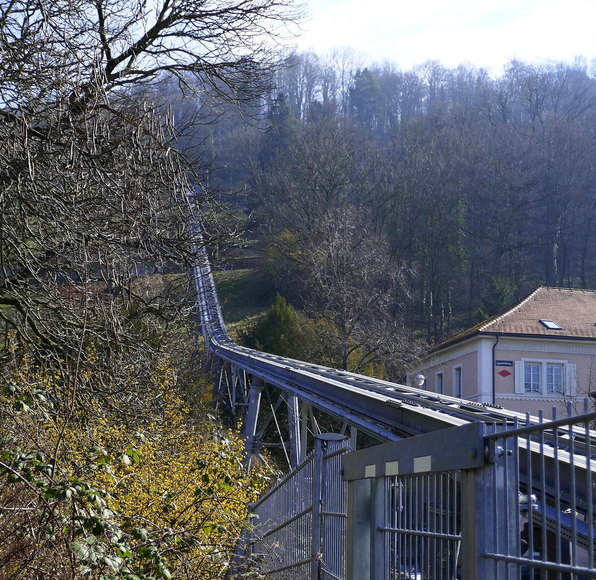 Freiburg, die Schloßbergbahn überquert am Anfang auf relativ flachem Anstieg die Mozartstraße und geht dann in einem steilen Anstieg bis zur Bergstation, Feb.2022