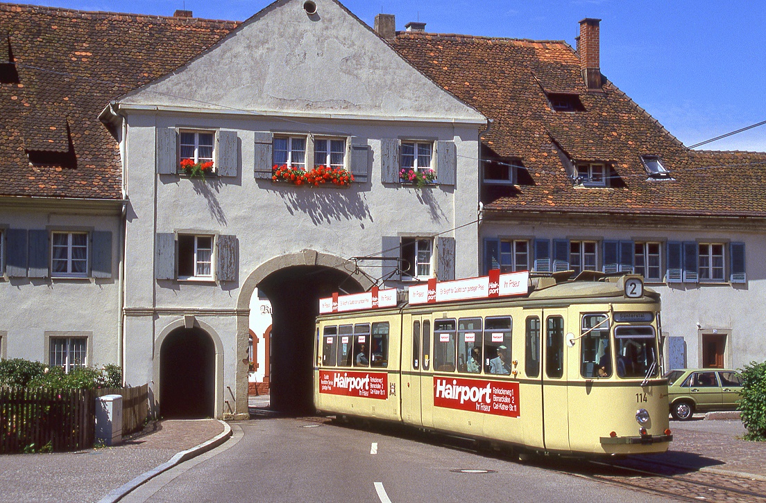 Freiburg Tw 114 kurz vor Erreichen der Endstelle G�nterstal, 15.08.1987.