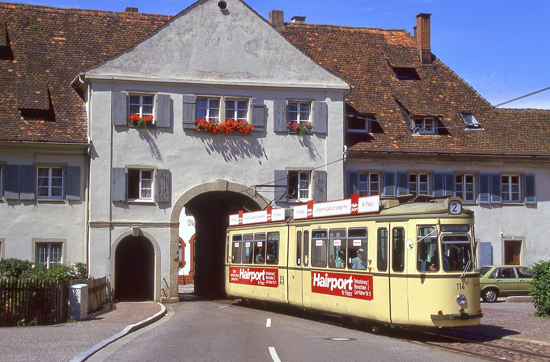 Freiburg Tw 114 kurz vor Erreichen der Endstelle Gnterstal, 15.08.1987.