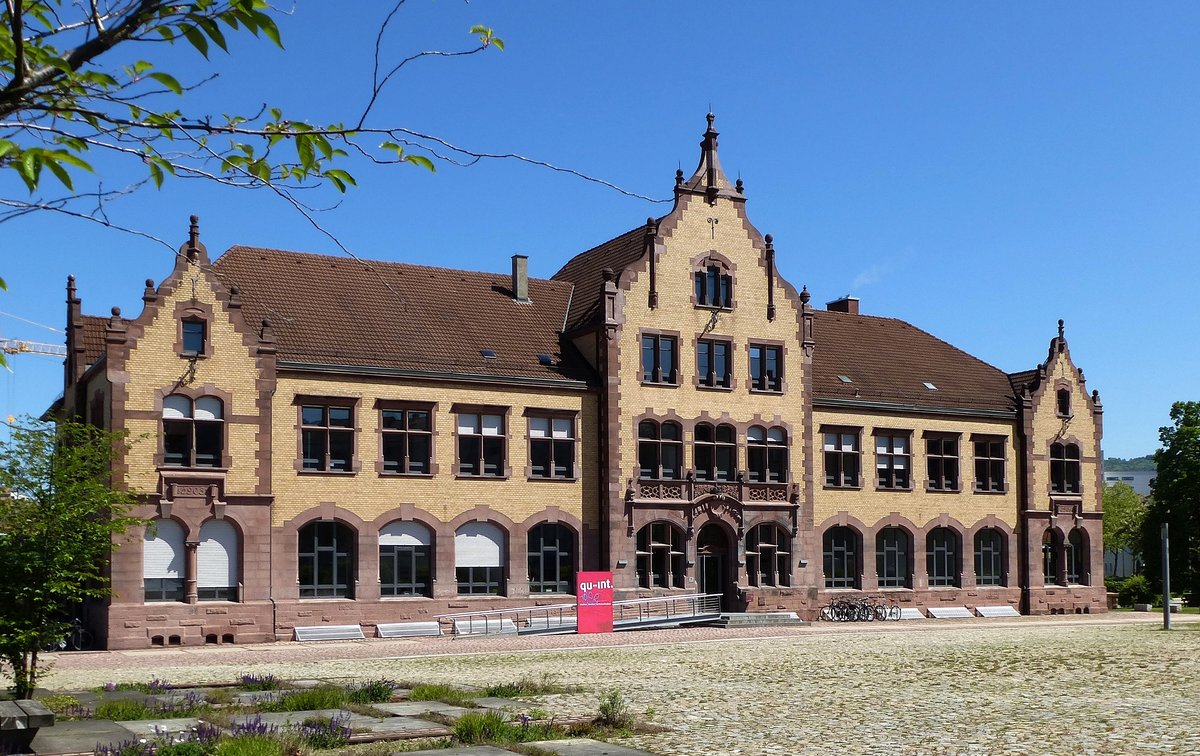 Freiburg, Verwaltungsgebäude des ehemaligen Güterbahnhofs, der Güterbahnhof wurde 1901-05 erbaut und war bis 1980 in Betrieb, nach Umbauten heute genutzt von Unternehmen und Geschäften, Mai 2017