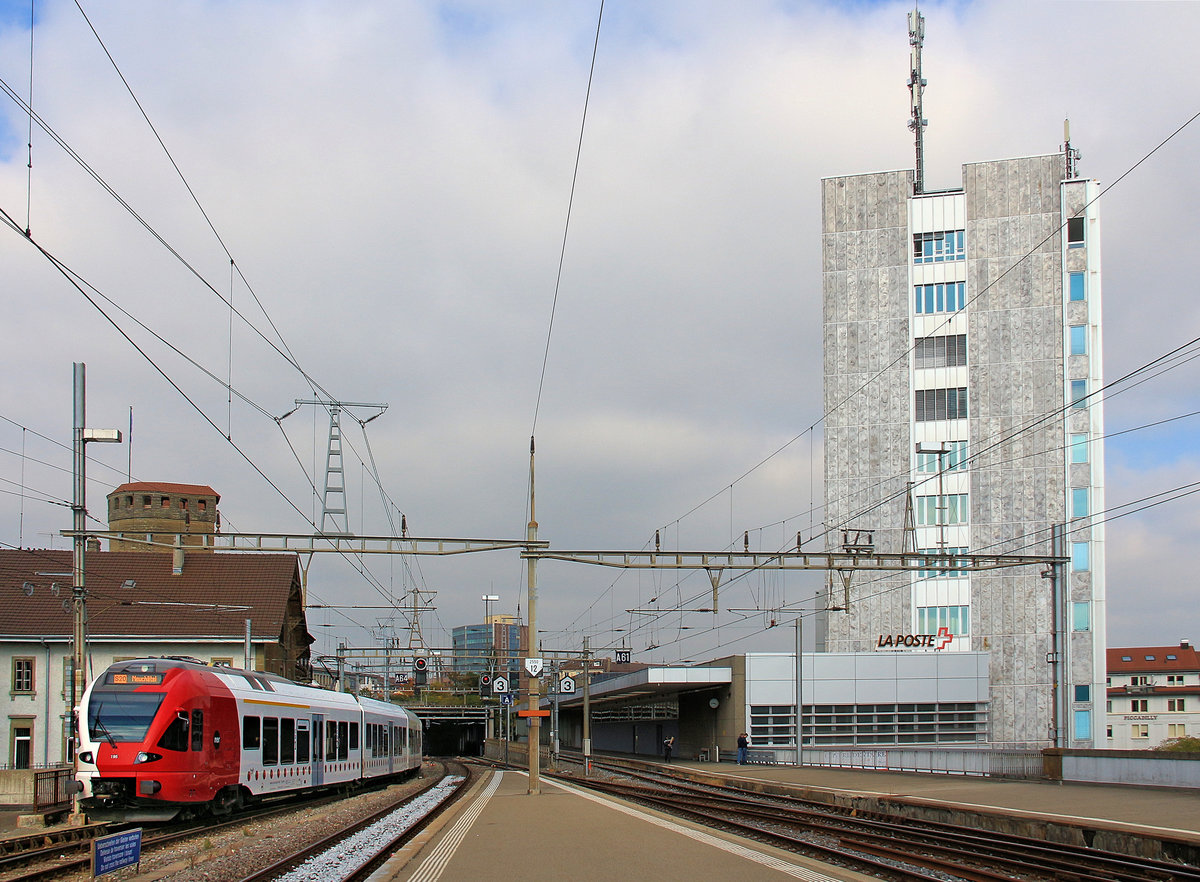Freiburger Bahnen TPF von Kantonshauptstadt zu Kantonshauptstadt (Freiburg/Fribourg -  Neuchâtel). Ausfahrt des Triebzugs 195 in Fribourg Richtung Neuchâtel. 8.Oktober 2018 