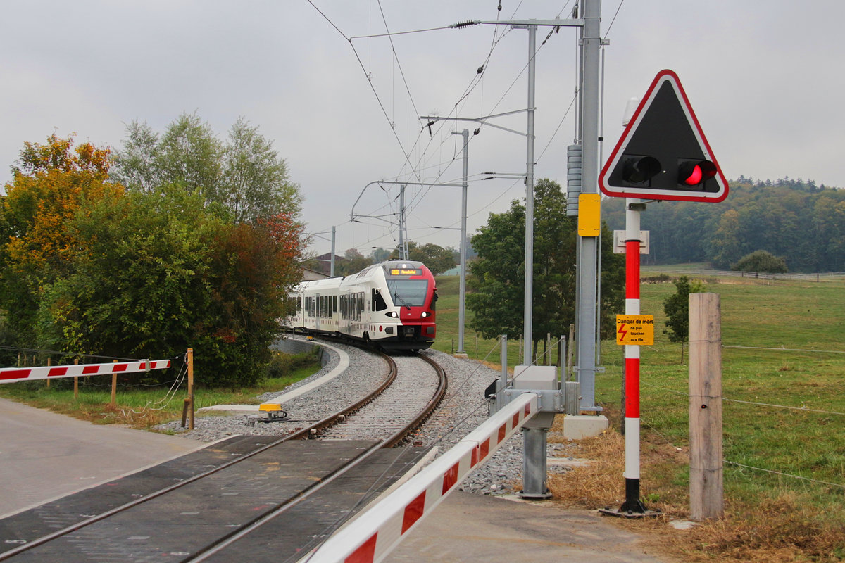 Freiburger Bahnen TPF - Todesgefahr! (so steht es am Mast). Triebzug 197 kommt nach Münchenwiler-Courgevaux herunter. 8.Oktober 2018 